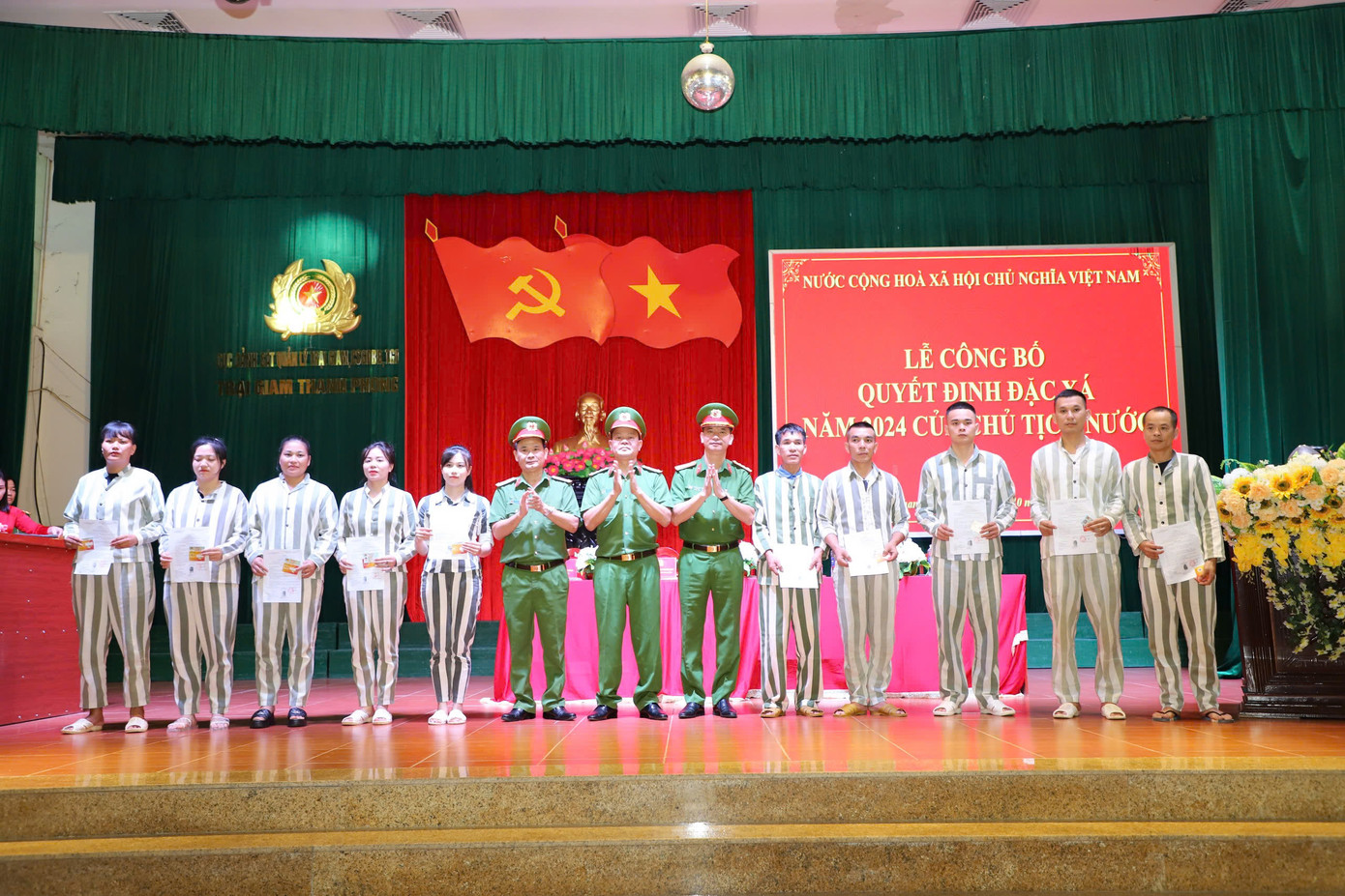 Lãnh đạo Cục C06, Cục C10 và Giám thị Trại giam Thanh Phong trao Giấy chứng nhận đặc xá năm 2024 của Chủ tịch nước cho người được đặc xá. Lãnh đạo Cục C06, Cục C10 và Giám thị Trại giam Thanh Phong trao Giấy chứng nhận đặc xá năm 2024 của Chủ tịch nước cho người được đặc xá.