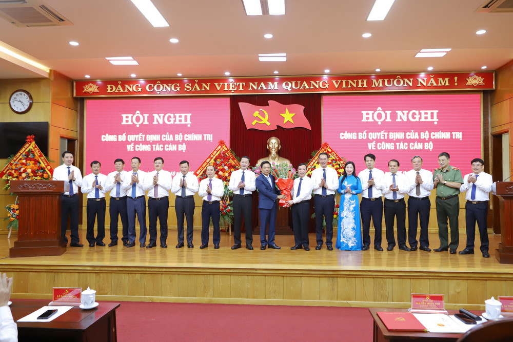 Các đồng chí Thường trực Tỉnh ủy, Ủy viên Ban Thường vụ Tỉnh ủy Thanh Hóa tặng hoa chúc mừng tân Bí thư Tỉnh ủy Nguyễn Doãn Anh. Các đồng chí Thường trực Tỉnh ủy, Ủy viên Ban Thường vụ Tỉnh ủy Thanh Hóa tặng hoa chúc mừng tân Bí thư Tỉnh ủy Nguyễn Doãn Anh.