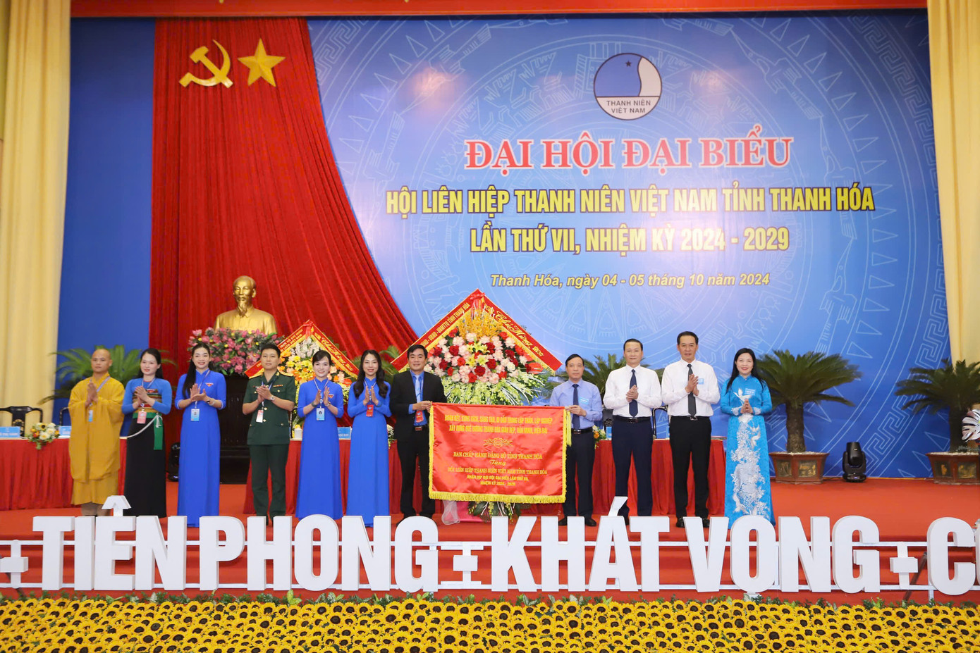Lãnh đạo tỉnh Thanh Hoá tặng bức trướng tại đại hội