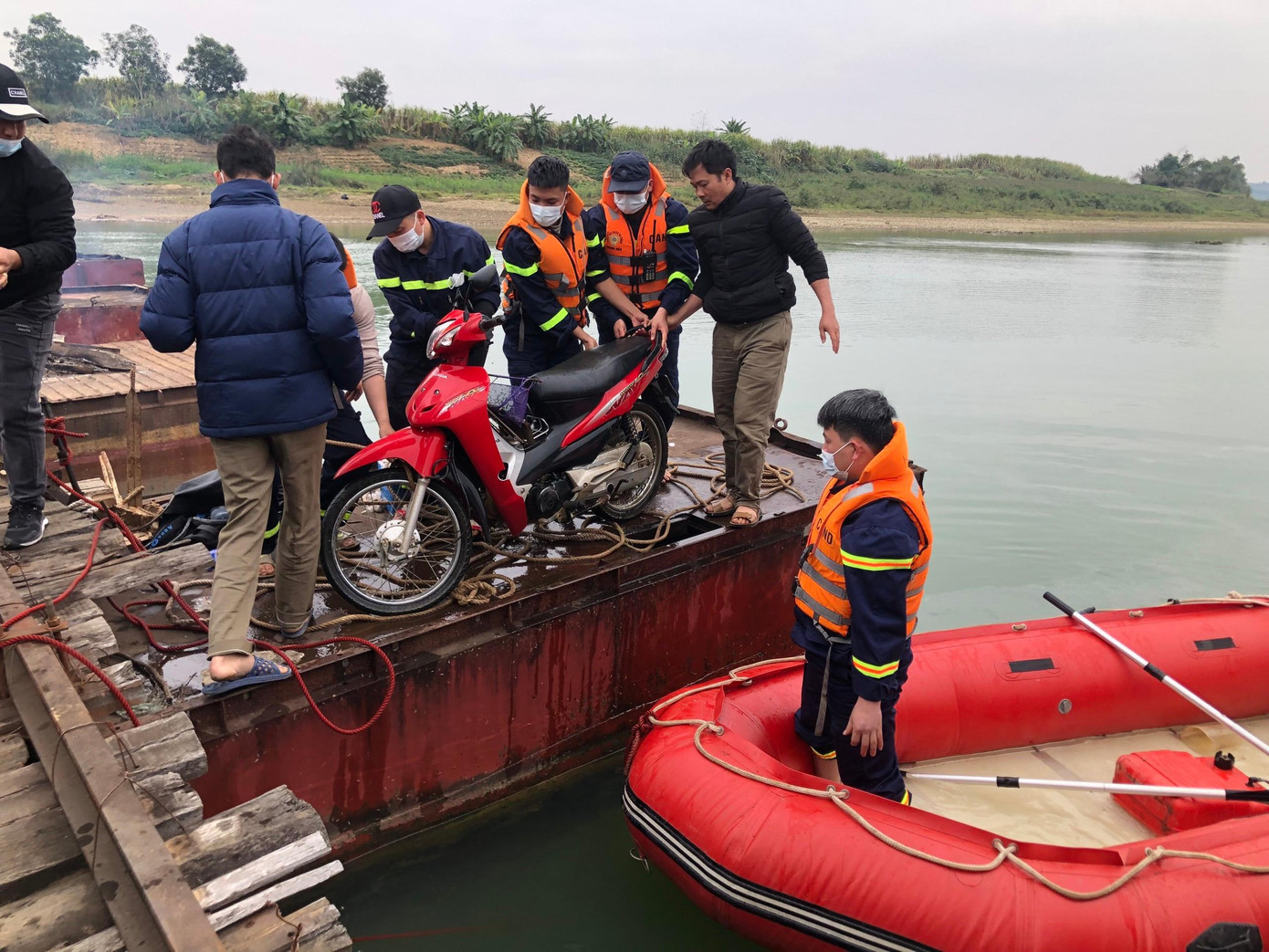 Lực lượng chức năng đã trục vớt được xe máy, thi thể nạn nhân