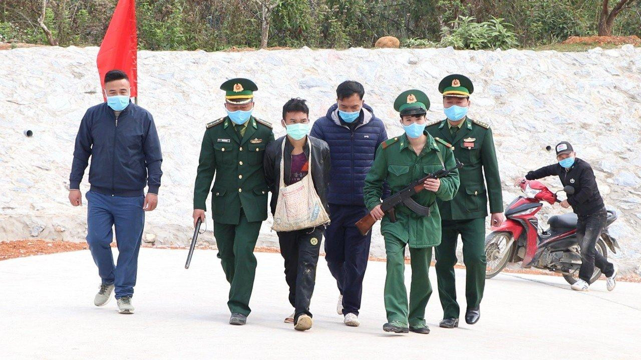 Lù A Thái (đeo túi) bị lực lượng chức năng bắt quả tang đang tàng trữ, vận chuyển ma tuý. Ảnh: Bộ đội Biên phòng tỉnh Thanh Hoá.