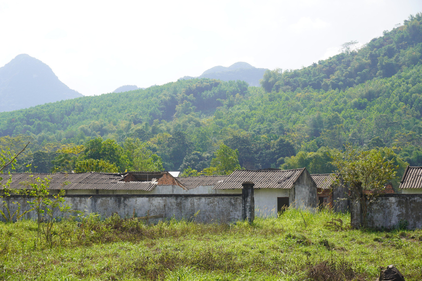 Các hạng mục xây dựng đã hư hỏng, bỏ hoang nhiều năm