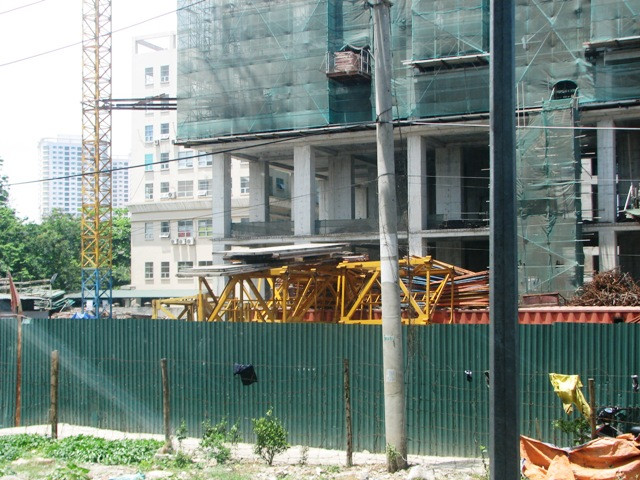 Bên ngoài công trình được bao bọc đơn sơ bởi hàng thép chắn 