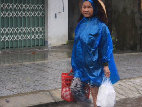 Tay xách nách mang trở về