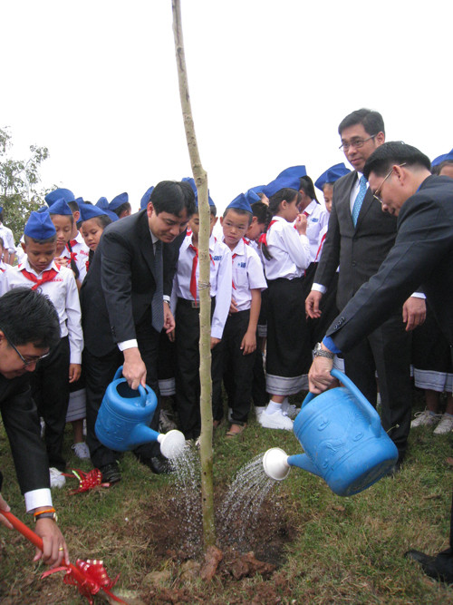 Anh Nguyễn Đắc Vinh và đoàn đại biểu Thanh niên Việt Nam trồng cây tại Bảo tàng Cayxon Phomvihan