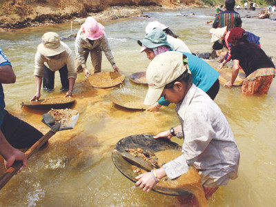 Đào đãi vàng trái phép trên khe Tăng (Phước Sơn, Quảng Nam)	Ảnh: Nam Cường