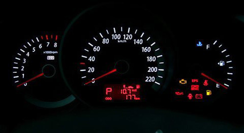 Không nên tháo hết hoặc chạy cạn kiệt đến hết xăng