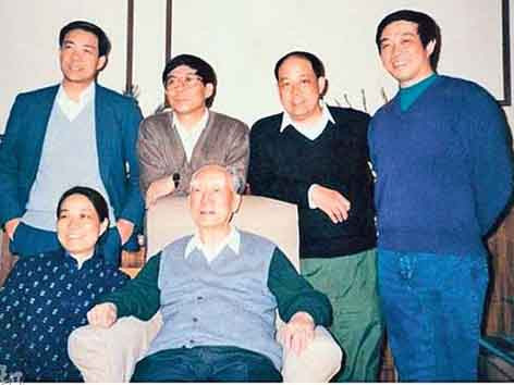 Ông Bạc Nhất Ba và các con (Đứng, từ trái sang: Bạc Hy Lai, Bạc Hy Thành, Bạc Hy Vĩnh, Bạc Hy Ninh, người ngồi cạnh ông là con gái Bạc Tiểu Oanh)