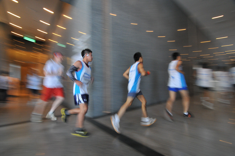 Các vận động viên ở những bước chạy đầu tiên