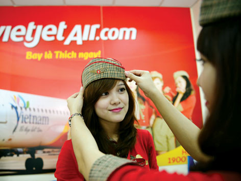 Tiếp viên phải chỉnh mũ áo gọn gàng, đúng kiểu... Tiếp viên phải chỉnh mũ áo gọn gàng, đúng kiểu...