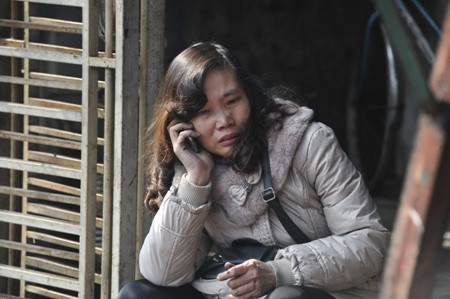 Người phụ nữ buồn bã báo cho người thân tài sản bị cháy rụi. Người phụ nữ buồn bã báo cho người thân tài sản bị cháy rụi