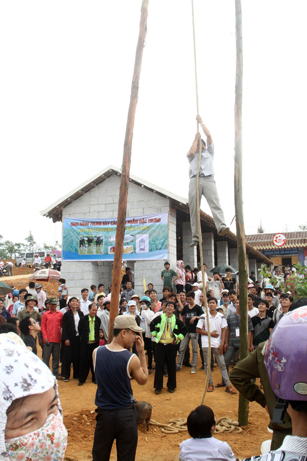 Leo dây. Nhưng vẫn thiếu những trò chơi mang tính truyền thống của các dân tộc