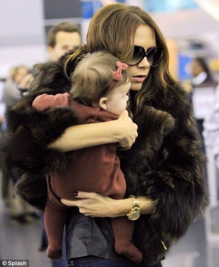 Xuất hiện tại sân bay Los Angle (Mỹ), hai mẹ con nhanh chóng trở thành tâm điểm của sự chú ý. Tại buổi lễ trao giải thưởng British Fashion. Hai mẹ con tại thành phố Los Angles. Vic và Harper với tone hồng xuất hiện trên đường phố New York (Mỹ) trong tuần lễ thời trang New York. Công chúa Harper trông thật đáng yêu với chiếc váy và chiếc nơ xinh màu hồng. Hai mẹ con đi mua sắm tại của hàng Big Apple. Vừa mới bước chân ra khỏi cửa hàng Channel, hai mẹ con đã bị những paparazzi chộp được.