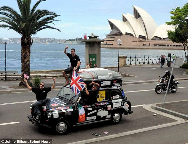 Họ đến Sydney, Australia, địa danh đánh dấu nửa chặng đường cuộc hành trình lớn của họ