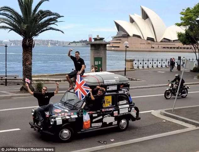 Họ đến Sydney, Australia, địa danh đánh dấu nửa chặng đường cuộc hành trình lớn của họ