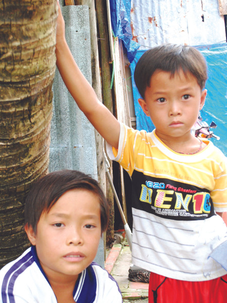 Hai anh em Nguyễn Nhật Lâm, Nguyễn Nhật Long nhìn các bạn đến trường.