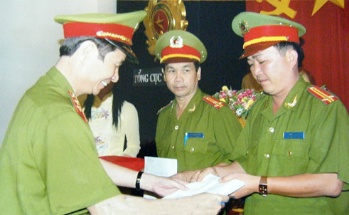 Trung tướng Phạm Quý Ngọ - Tổng cục trưởng Tổng cục Cảnh sát - trao quyết định khen thưởng cho đơn vị xuất sắc trong chuyên án phá vụ cướp tiệm vàng Quốc Thắng