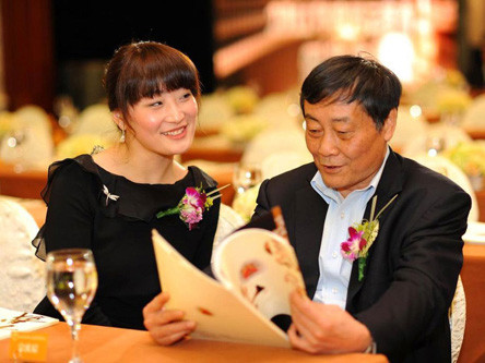 Kelly Zong bên bố, tỷ phú Zong Qinghou. Ảnh: celebritynetworth. Kelly Zong bên bố, tỷ phú Zong Qinghou. Ảnh: celebritynetworth