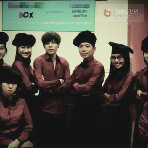 Nhân viên nhà hàng thân thiện với đồng phục chỉnh chu.. Nhân viên nhà hàng thân thiện với đồng phục chỉnh chu.