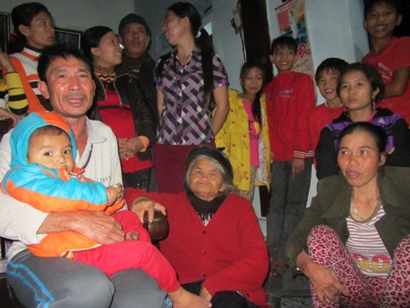 Làng xóm láng giềng quây quần trong căn nhà của ngư phủ Vũ Văn Hà.