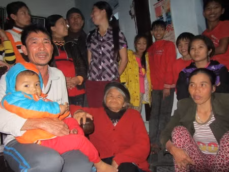 Làng xóm láng giềng quây quần trong căn nhà của ngư phủ Vũ Văn Hà.