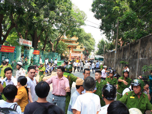 Hàng trăm chiến sĩ công an đã được huy động đến trường mầm non 10 A, bao vây xung quanh trường và một nhóm công an đã vào được phía trong để tiếp cận kẻ lạ mặt