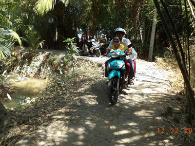 Đường lên xuống bến phà ông Chót. Ảnh: Xuân Lương