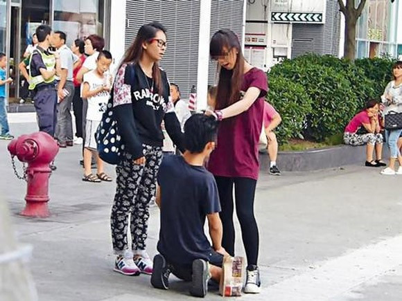 Liên tục tát chàng trai