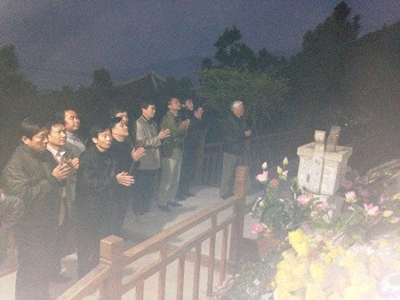 Kính cẩn nghiêng mình trước phần mộ Đại tướng Võ Nguyên Giáp