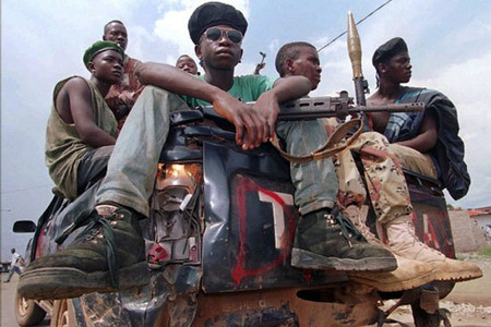 Một nhóm các tay súng Liberia ngồi trên thùng xe sau của chiếc Toyota Hilux. Ảnh chụp năm 1996