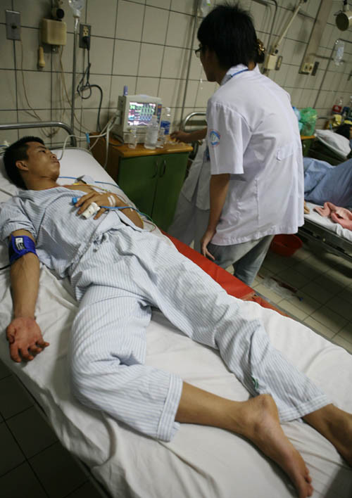 Nạn nhân Cường đang được điều trị tại bệnh viện Bạch Mai