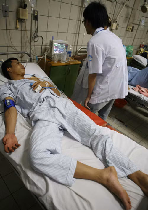 Nạn nhân Cường đang được điều trị tại bệnh viện Bạch Mai