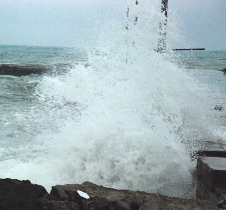 Vào mỗi mùa mưa bão, sóng biển dữ dội ở đảo Lý Sơn. Tuy nhiên hòn đảo này chưa từng xuất hiện sóng thần. Ảnh: Trí Tín