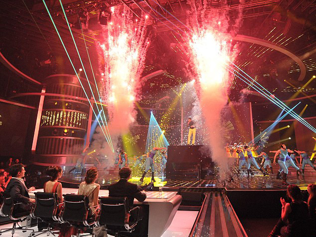 Sân khấu hoành tráng của đêm chung kết X Factor 2010.
