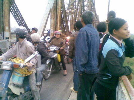 Sự việc xảy ra khiến giao thông trên cầu tắc nghẽn nghiêm trọng