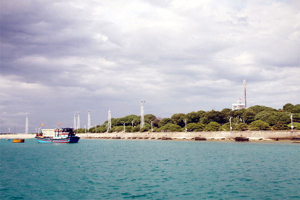 Ở Trường Sa, sóng di động Viettel là một cây cầu vô hình, giúp quân và dân trên đảo luôn ở gần với người thân, với đất liền. (Ảnh: Xuân An)