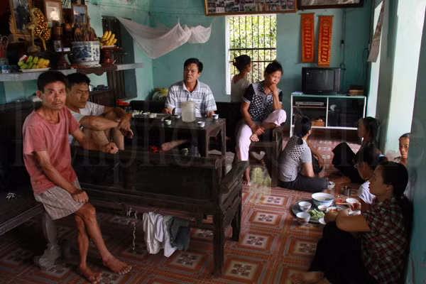 Họ hàng, hàng xóm kéo đến nhà Hậu bàn chuyện đưa ông Vệ (bố Hậu - bị bệnh thần kinh, đau ngực, phổi) đi viện và chuyện làm thủ tục cho Hậu nhập học. Có lẽ, vài ngày nữa, lúc Hậu nhập trường, cũng là lúc bố Hậu nhập viện. Ảnh: Trường Phong