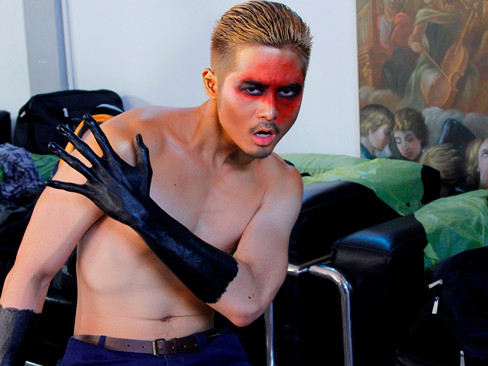 Dương Mạc Anh Quân chưa thể hiện được sự nam tính và mạnh mẽ khi chụp hình beauty