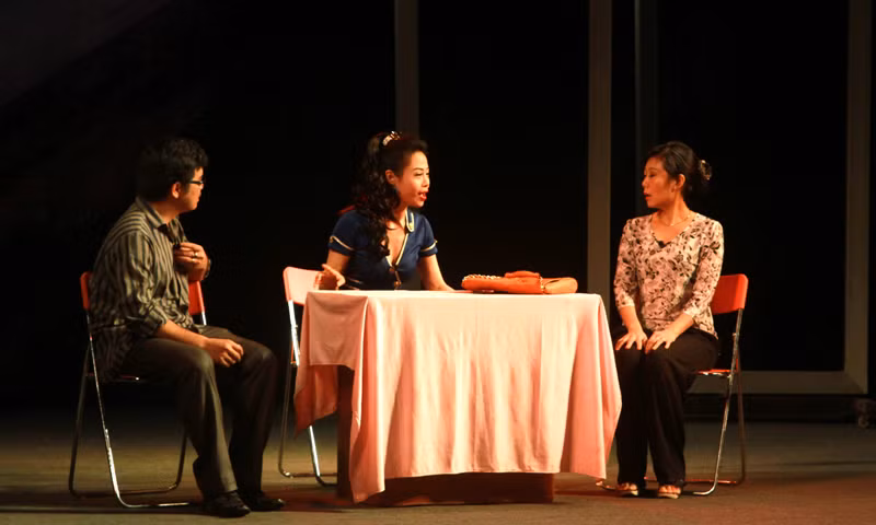 Vở diễn không chỉ có phần bi mà còn có những tình tiết hài đã nhẹ nhàng phản ánh tới quan điểm, dư luận của xã hội về tình yêu