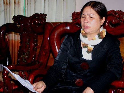 Bà Nguyễn Thị Huệ bị mất sổ đỏ oan uổng do sự tắc trách của ngân hàng. Ảnh: T.Tân (Tuổi Trẻ)