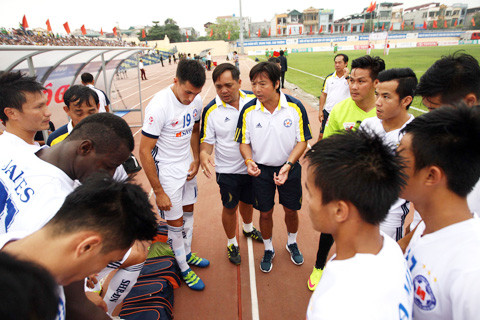 HLV Huỳnh Đức tố cầu thủ Quảng Nam đá xấu và cà khịa ảnh 1