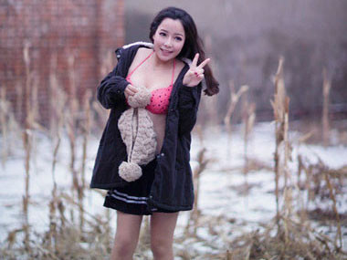 Nhưng vì nghề nghiệp, một số người mẫu vẫn phải quên đi cái giá lạnh. Ifeng đăng những bức ảnh người mẫu trẻ tác nghiệp trong một ngày gần đây