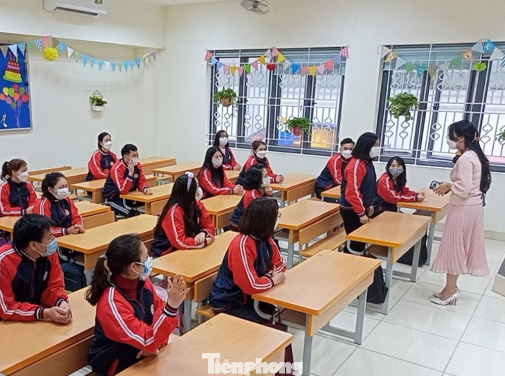 Tại buổi diễn tập, cô Nguyễn Thị Vân Anh - Hiệu trưởng Trường tiểu học Kim Đồng (Ba Đình), cho biết: Nhà trường chuẩn bị 3 phòng (1 phòng Y tế dành cho những học sinh cần chăm sóc y tế mà không có dấu hiệu dịch tễ; Phòng cách ly 1 dành cho học sinh có dấu hiệu ho, sốt nghi nhiễm Covid-19; Phòng cách ly 2 dành cho những học sinh F0) Kết thúc buổi học, bộ phận lao công thực hiện nhiệm vụ vệ sinh theo quy định: Khử khuẩn phòng học, tay nắm cửa, cầu thang, hành lang. Trong suốt buổi học, lớp học luôn mở thông thoáng và không sử dụng điều hòa.