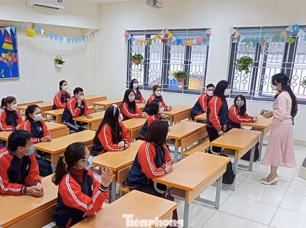 Tại buổi diễn tập, cô Nguyễn Thị Vân Anh - Hiệu trưởng Trường tiểu học Kim Đồng (Ba Đình), cho biết: Nhà trường chuẩn bị 3 phòng (1 phòng Y tế dành cho những học sinh cần chăm sóc y tế mà không có dấu hiệu dịch tễ; Phòng cách ly 1 dành cho học sinh có dấu hiệu ho, sốt nghi nhiễm Covid-19; Phòng cách ly 2 dành cho những học sinh F0) Kết thúc buổi học, bộ phận lao công thực hiện nhiệm vụ vệ sinh theo quy định: Khử khuẩn phòng học, tay nắm cửa, cầu thang, hành lang. Trong suốt buổi học, lớp học luôn mở thông thoáng và không sử dụng điều hòa.