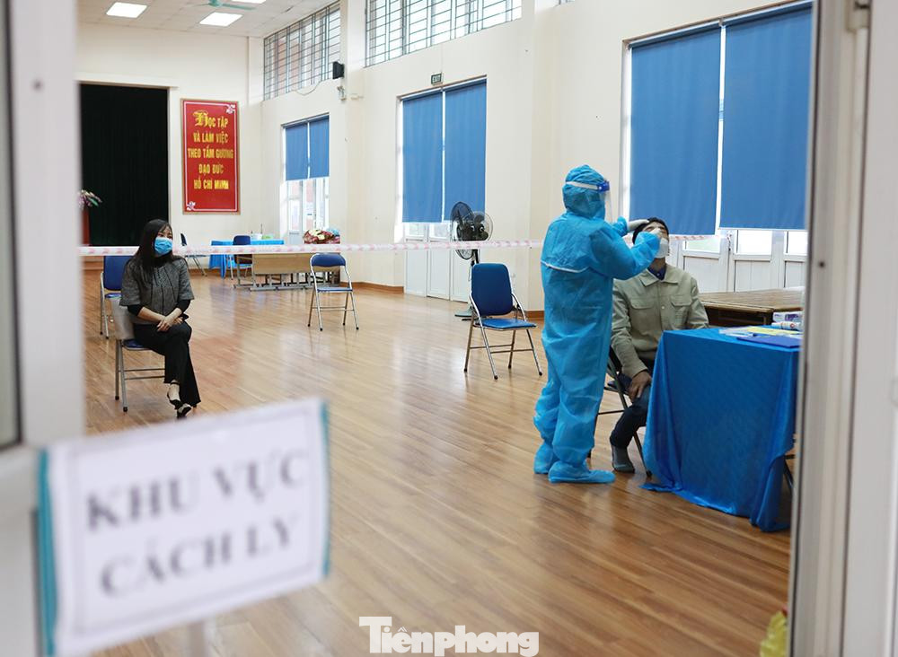Tại phòng hội trường, thời điểm này cũng được chia đôi để làm khu vực test nhanh và cách li y tế tạm thời nếu phát hiện trường hợp F0. Trong sáng nay, nhân viên y tế thực hiện test nhanh cho 2 thầy cô giáo do có yếu tố dịch tễ.