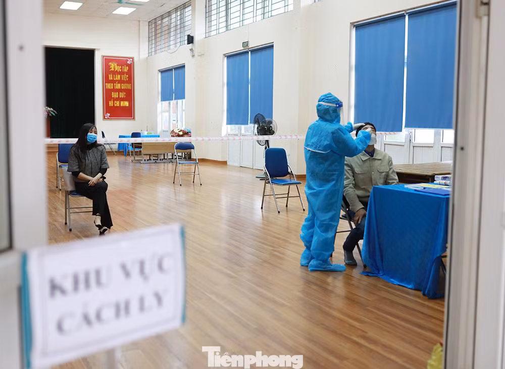 Tại phòng hội trường, thời điểm này cũng được chia đôi để làm khu vực test nhanh và cách li y tế tạm thời nếu phát hiện trường hợp F0. Trong sáng nay, nhân viên y tế thực hiện test nhanh cho 2 thầy cô giáo do có yếu tố dịch tễ.