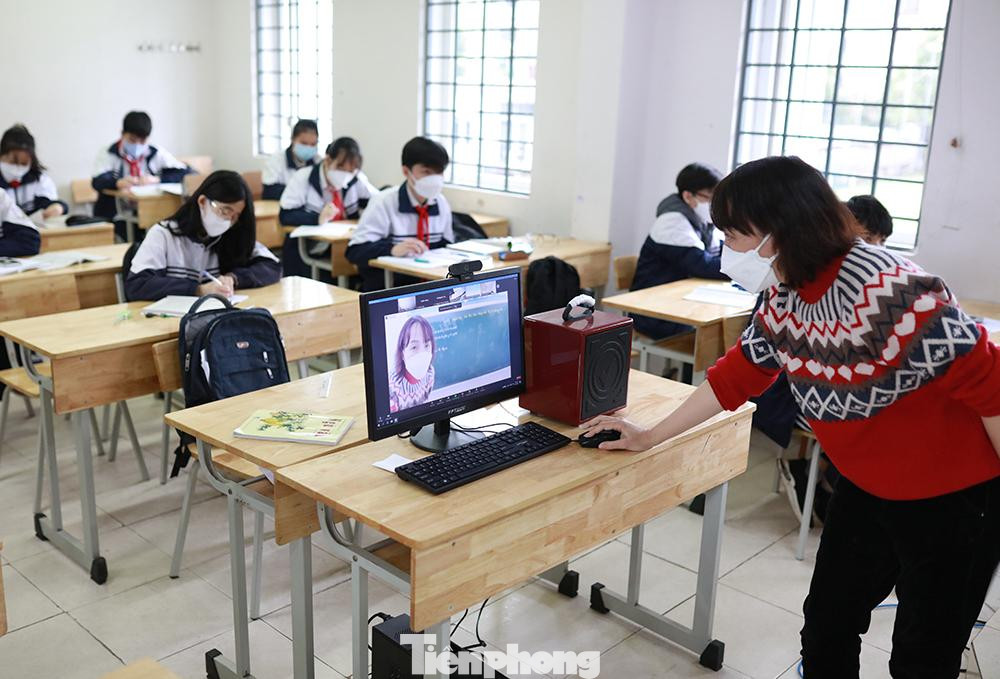 Trường THCS Phú La, quận Hà Đông (Hà Nội) với 1.700 học sinh. Nhà trường đầu tư mua camera đặt ngay khu vực giữa lớp, camera có thể bắt rất rõ nét chữ cô giáo viết cũng như lời cô giáo giảng