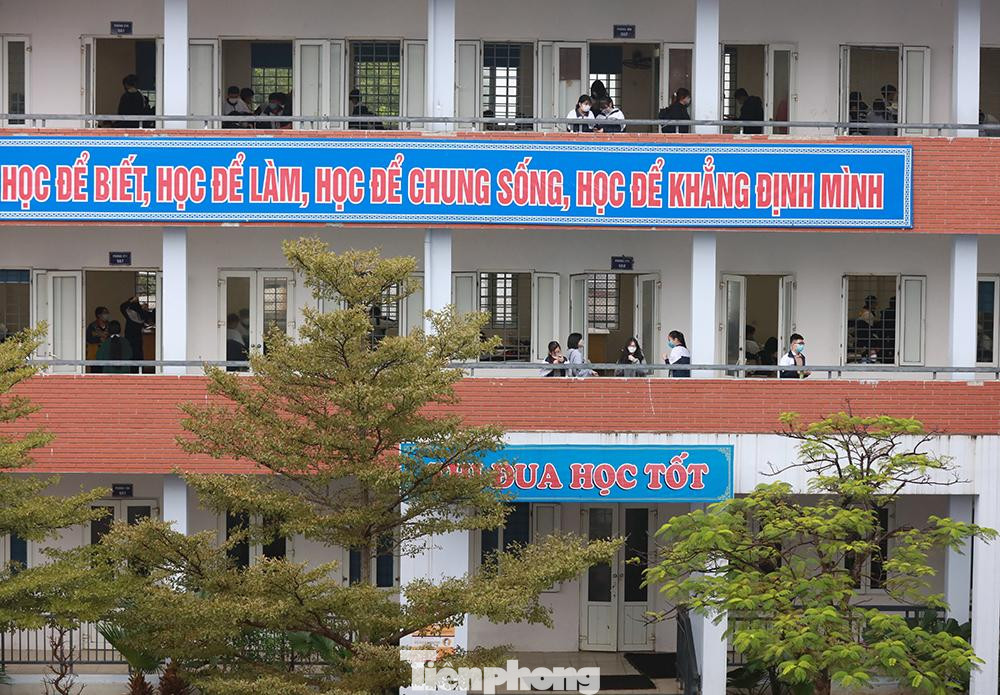 Giờ ra chơi,các em chỉ chơi trong khu lớp mình học và không được chơi dưới sân trường nhằm phòng tránh dịch. Bà Trần Thị Lệ Hà, Hiệu trưởng nhà trường cho biết, trước khi học sinh đi học, trường đã mua sắm trang thiết bị y tế gồm: khẩu trang, nước khử khuẩn, máy đo thân nhiệt, que test nhanh COVID-19… Phụ huynh được thông báo phối hợp theo dõi chặt chẽ sức khoẻ học sinh, đảm bảo không có em nào có dấu hiệu ho sốt, đau họng tới trường. Khi đi học, 100% học sinh được đo nhiệt độ từ cổng, sát khuẩn tay, đeo khẩu trang và đưa bình nước uống cá nhân.