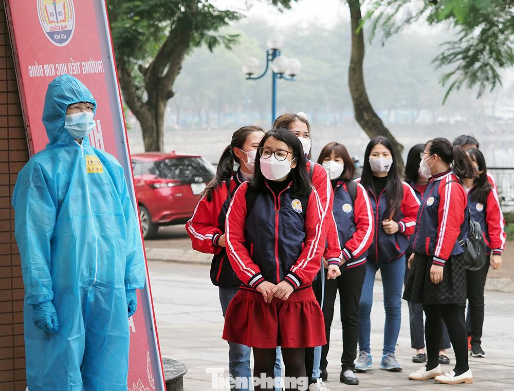 Hướng dẫn học sinh vào trường đảm bảo công tác phòng chống dịch. Khi đến cổng trường, học sinh đi vào theo 3 hàng đã kẻ phân chia khoảng cách theo hàng rào barie.