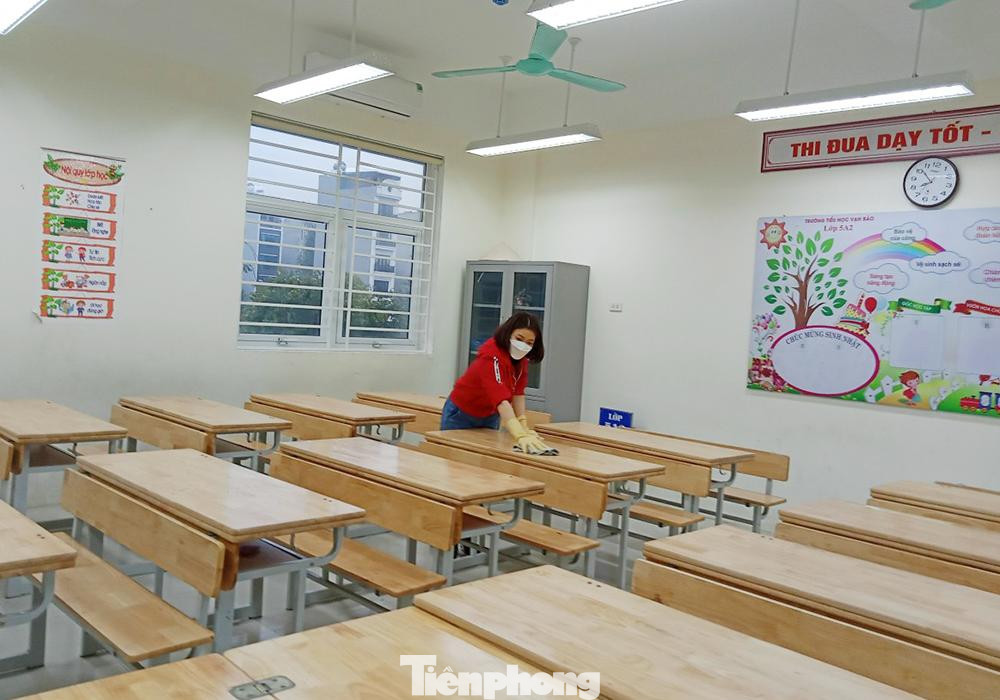 Còn tại trường tiểu học Vạn Bảo (Quận Hà Đông) các giáo viên đã lau dọn bàn ghế để chuẩn bị cho học sinh đến lớp vào ngày 21/2 tới